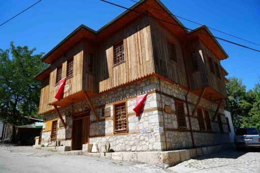 "Orda Bir K&ouml;y Var Uzakta" şiirinin ilham kaynağı Ap&ccedil;ağa ziyaret&ccedil;ilerini ağırlıyor
