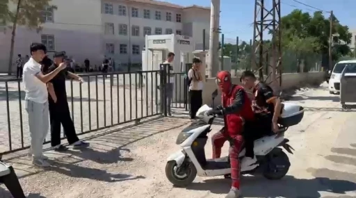 &quot;Örümcek Adam&quot; sınava geç kalan öğrenciyi son anda yetiştirdi
