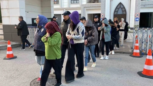 &quot;Sahte bungalov&quot; çetesine dev operasyon: Hesaplarında 35 milyon TL hareketlilik tespit edildi
