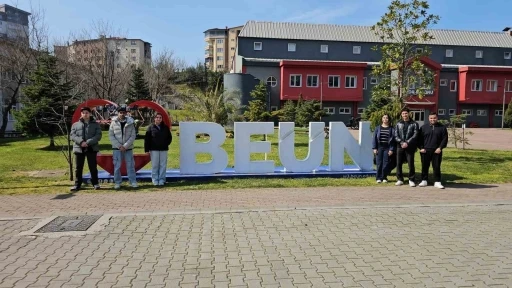 "Savaşta hi&ccedil; kimse kazanmayacak" diyen uluslararası &ouml;ğrenciler barış istiyor
