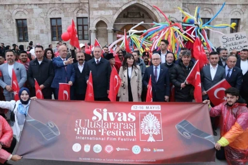 "Sivas Uluslararası Film Festivali" kortej y&uuml;r&uuml;y&uuml;ş&uuml;yle başladı
