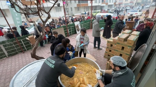 "Şivlilik" diye gelen &ccedil;ocuklara tantuni ikram ettiler
