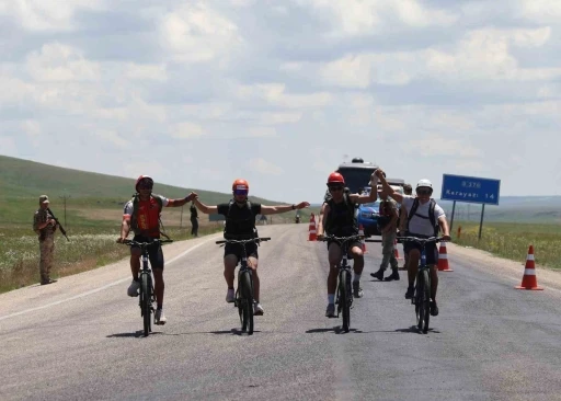 "Ter&ouml;rs&uuml;z T&uuml;rkiye" i&ccedil;in 20 km pedal &ccedil;evirdiler
