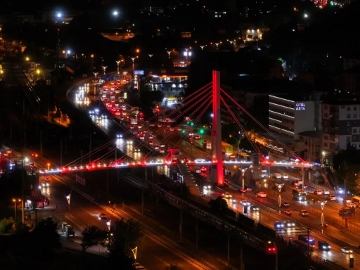 &quot;Terörsüz Türkiye&quot; için üst geçitler aydınlatıldı
