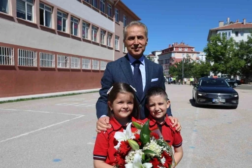 "Vali olmak istiyorum" diyen minik &ouml;ğrenci karne t&ouml;renine damga vurdu
