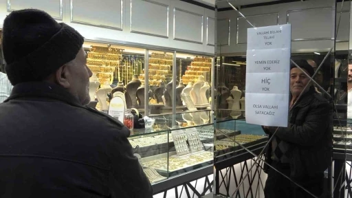 "Vallahi billahi yok" yazısı kuyumcuda izdihamı durduramadı
