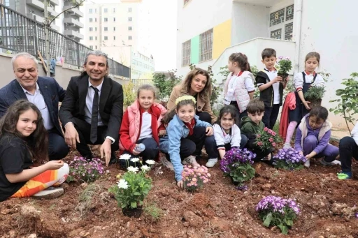 &quot;Yeşil Okullar ve Doğanın Genç Savunucuları Projesi&quot; ile minik eller toprağa hayat verdi
