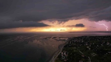 Raf bulutu, gün batımı ve yıldırım aynı karede
