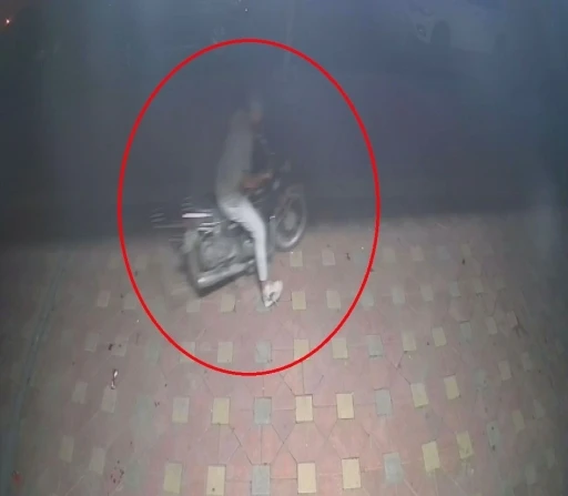 Rahatlığıyla pes dedirten hırsız, saniyeler içerisinde motosiklete kendi malı gibi binip gitti
