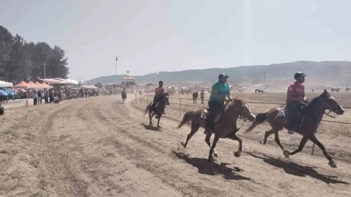 Rahvan atlar Baklan Ovası’nda tozu dumana kattı
