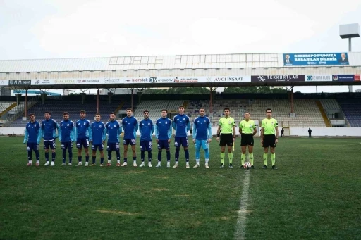 Rakip ma&ccedil;a &ccedil;ıkmayınca kendi aralarında &ccedil;ift kale ma&ccedil; yaptılar
