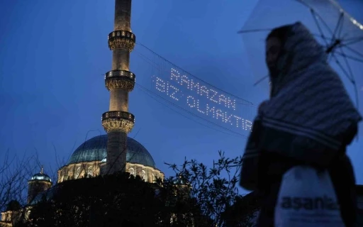 Ramazan ayının m&uuml;jdecisi mahyalar yanmaya başladı
