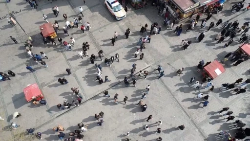 Ramazan Bayramı’nı İstanbul’da geçiren vatandaşlar Eminönü’ne akın etti
