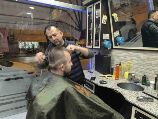 Ramazan Bayramı&rsquo;nı oturdukları berber sandalyelerinde karşıladılar
