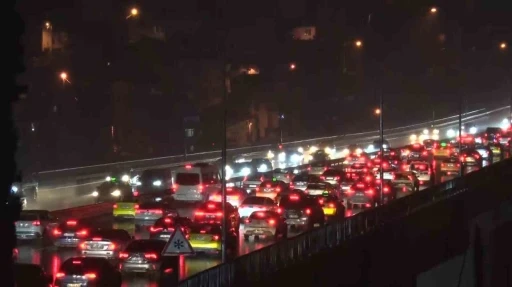 Ramazan Bayramı&rsquo;nın ikinci g&uuml;n&uuml;nde gece saatlerinde k&ouml;pr&uuml; trafiği devam ediyor
