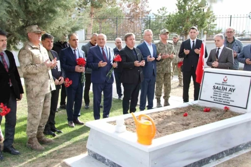 Ramazan Bayramında şehitlik ve mezarlık ziyaret edildi
