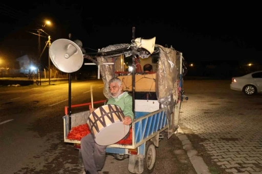 Ramazan davulcusundan hem geleneksel hem teknolojik y&ouml;ntem
