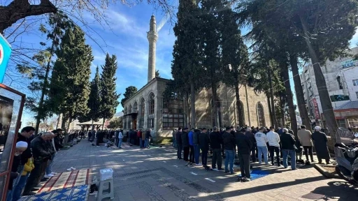Ramazan&rsquo;ın ilk cumasında camiler doldu taştı
