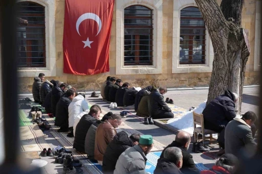 Ramazan&rsquo;ın son Cuma namazında yoğunluk: Bayburt&rsquo;ta camilere sığmayan cemaat avluda saf tuttu
