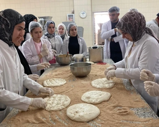 Ramazan pidesinin &uuml;retimini yerinde g&ouml;rd&uuml;ler
