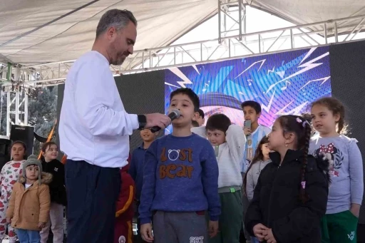 Ramazan Sokağı&rsquo;nda renkli g&ouml;r&uuml;nt&uuml;ler: Sahneye &ccedil;ıkan &ccedil;ocuklar ilahiler seslendirdi
