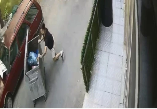 Rampadan kayan çöp konteynerini araçla çarpmadan son anda durdurdu
