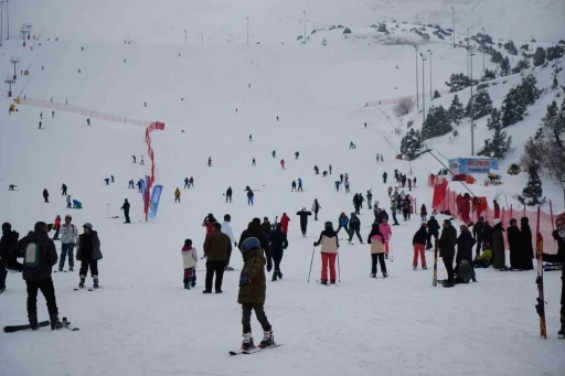 Rap m&uuml;ziğin yıldızı &Ccedil;akal Ergan Kayak Merkezi&rsquo;nde
