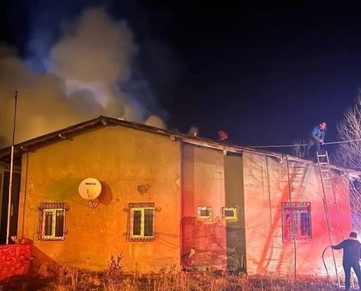 Refahiye&rsquo;de k&ouml;y konağı eklentisinde yangın
