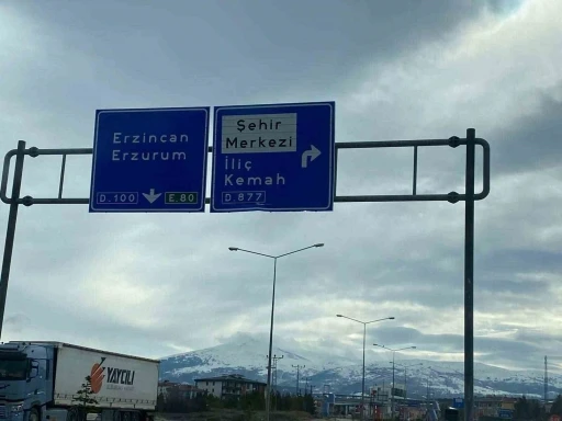 Refahiye yol ayrımındaki tabelada "Kemaliye" eksikliği tepki &ccedil;ekti
