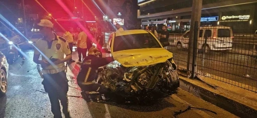Refüjdeki bariyerlere çarpıp hurdaya dönen araçtan burnu bile kanamadan çıktı

