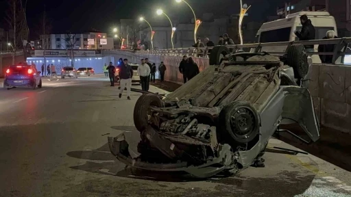 Ref&uuml;jdeki direğe &ccedil;arparak karşı şeride ge&ccedil;en otomobil takla attı: 2 yaralı
