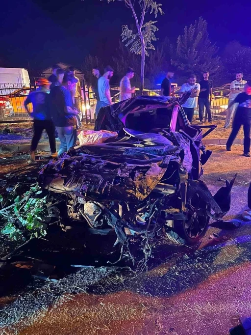 Ref&uuml;je &ccedil;arpan otomobil hurdaya d&ouml;nd&uuml;: 2 yaralı
