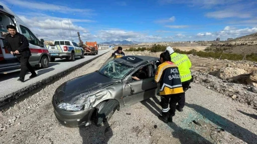 Ref&uuml;je &ccedil;arpan otomobil şarampole takla attı: 1 yaralı
