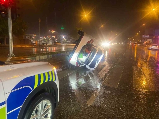Ref&uuml;je &ccedil;arpıp yan yatan otomobilde bulunanların burnu bile kanamadı
