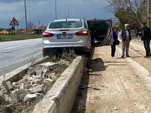 Refüje çıkan otomobildeki 3 kişi kazadan sıyrık almadan kurtuldu
