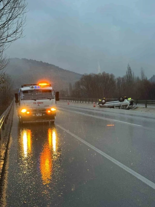 Ref&uuml;je devrilen otomobil s&uuml;r&uuml;c&uuml;s&uuml; yaralandı
