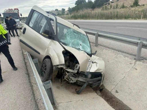 Refüje giren hafif ticari araçta 3 kişi yaralandı
