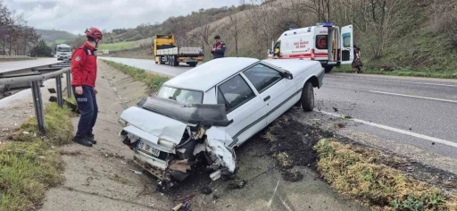 Refüje giren otomobildeki  2 kişi yaralandı
