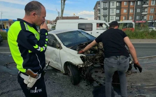 Ref&uuml;je ve ağa&ccedil;lara &ccedil;arpan otomobilin motoru koptu
