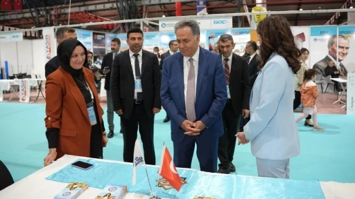 Rekt&ouml;r Akpolat, İpek Yolu Kariyer Fuarı&rsquo;ndaki stantları ziyaret etti
