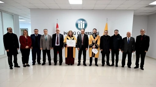 Rekt&ouml;r Akpolat unvanda y&uuml;kselen akademisyenlere c&uuml;bbelerini giydirdi
