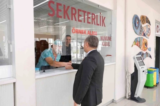 Rekt&ouml;r Altun&rsquo;dan hastane personeline ziyaret

