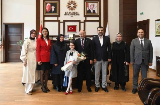 Rekt&ouml;r &Ccedil;akmak&rsquo;tan 23 Nisan jesti: Koltuk Asya Mina&rsquo;ya emanet

