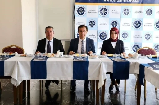 Rekt&ouml;r Emiroğlu Basınla Buluştu
