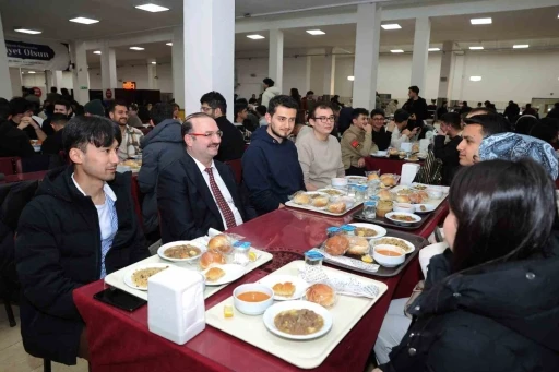 Rekt&ouml;r Hacım&uuml;ft&uuml;oğlu &ouml;ğrencilerle iftar sofrasında buluştu
