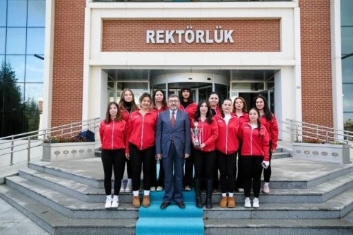 Rekt&ouml;r Kaplancıklı, başarılı sporcularla bir araya geldi
