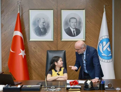 Rektör Karamustafa, koltuğunu 4. sınıf öğrencisine devretti
