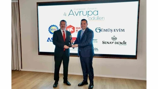 Rektör Kırışık, &quot;Sosyalfest Yılın En Başarılı Projesi&quot; ödülünü aldı
