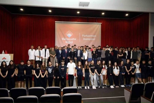 Rekt&ouml;r &Ouml;zkan&rsquo;dan lise &ouml;ğrencileriyle ufuk a&ccedil;ıcı sohbet
