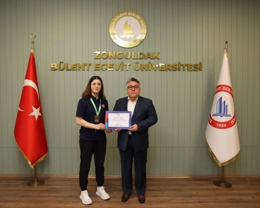 Rekt&ouml;r &Ouml;z&ouml;l&ccedil;er D&uuml;nya Şampiyonu Basancı&rsquo;yı kabul etti
